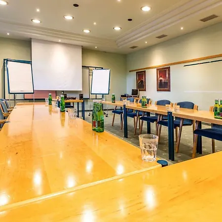 Post Hoenigwirt Szálloda Kirchschlag in der Buckligen Welt