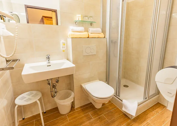 Post Hoenigwirt מלון 3*